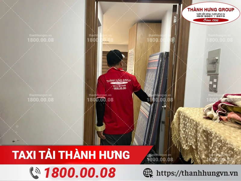 Nhân viên Thành Hưng chuẩn bị mang nệm ra ngoài