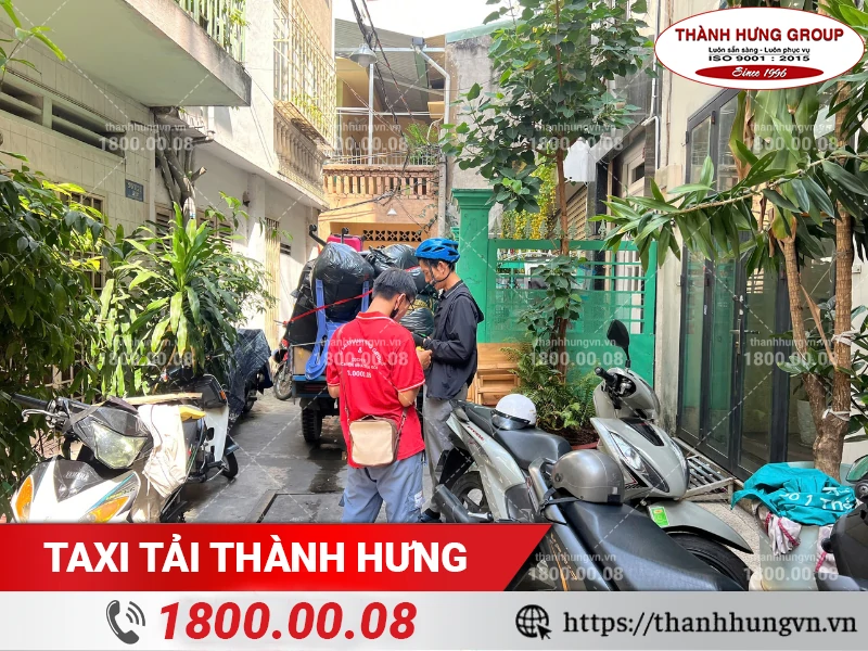 Nhân viên Thành Hưng dùng xe ba gác vận chuyển đồ đạc trong hẻm