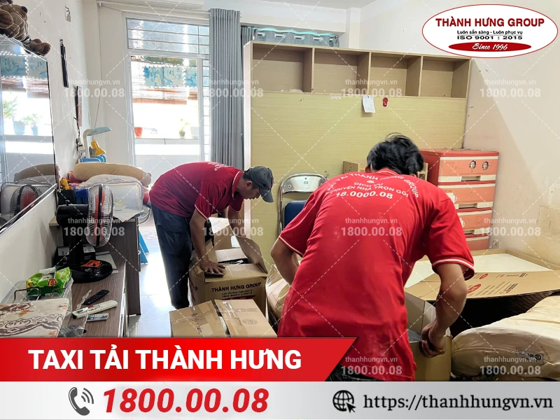 Nhân viên Thành Hưng đóng gói đồ đạc phòng ngủ vào thùng carton