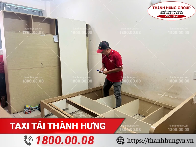 Nhân viên Thành Hưng tháo rời giường hộp chuẩn bị vận chuyển