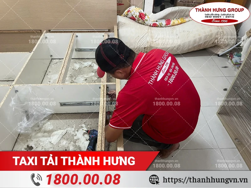 Nhân viên Thành Hưng tháo ray trượt giường hộp bằng máy khoan
