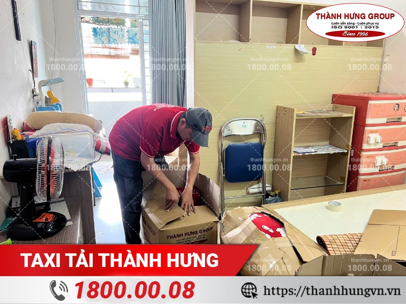 Nhân viên Thành Hưng xếp đồ đạc vào thùng carton trong phòng