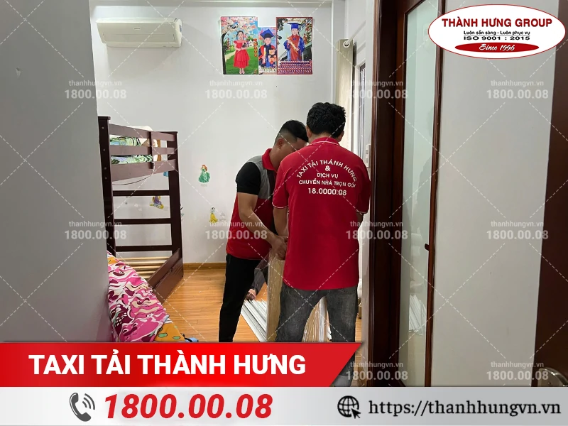 Nhân viên Thành Hưng bọc màng PE bảo vệ đồ gỗ trong phòng ngủ