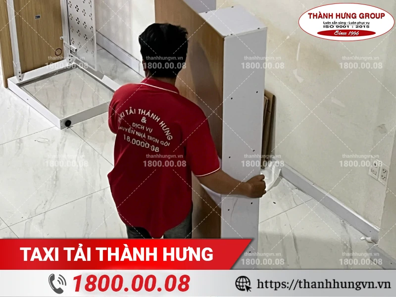 Nhân viên Thành Hưng di dời tủ ra ngoài