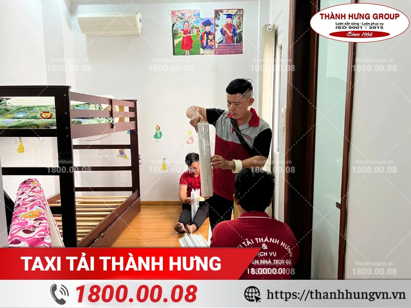 Nhân viên Thành Hưng đóng gói đồ đạc phòng ngủ trước khi bốc lên xe