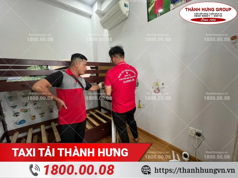 Nhân viên Thành Hưng tháo giường tầng chuẩn bị vận chuyển