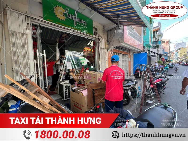 Nhân viên Thành Hưng dọn toàn bộ đồ đạc cửa hàng hoa Sunflower