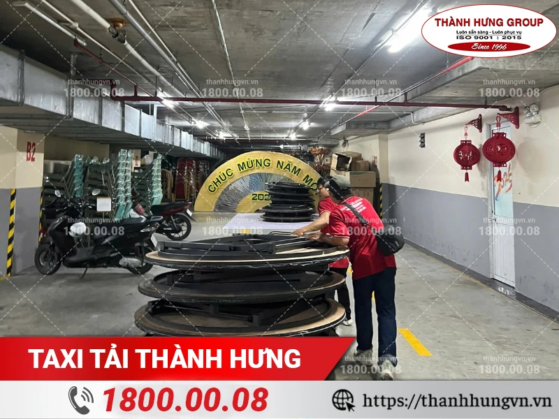 Nhân viên Thành Hưng bốc xếp nhiều bàn tròn tại tầng hầm