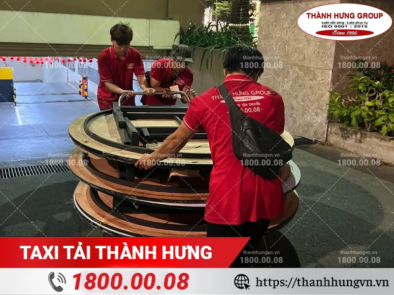 Nhân viên Thành Hưng di chuyển bàn tròn xuống hầm