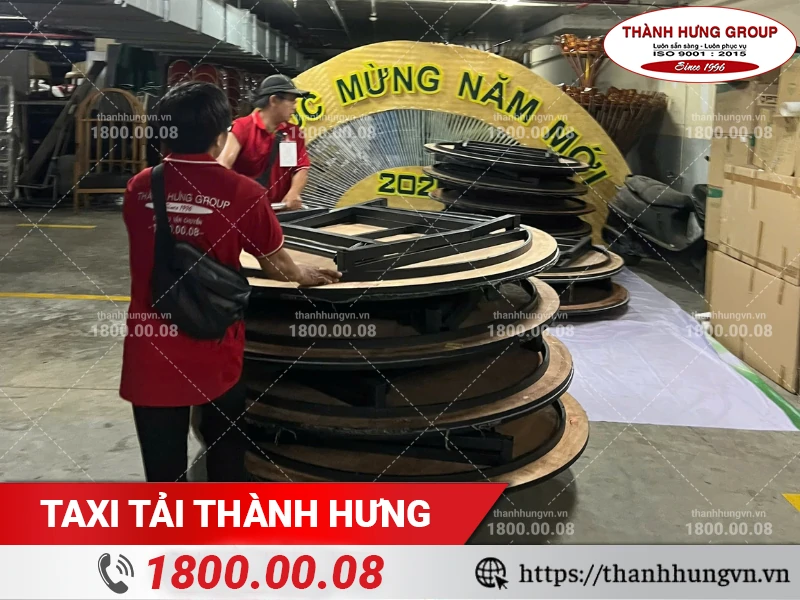 Nhân viên Thành Hưng xếp chồng bàn tròn tại khu vực tầng hầm