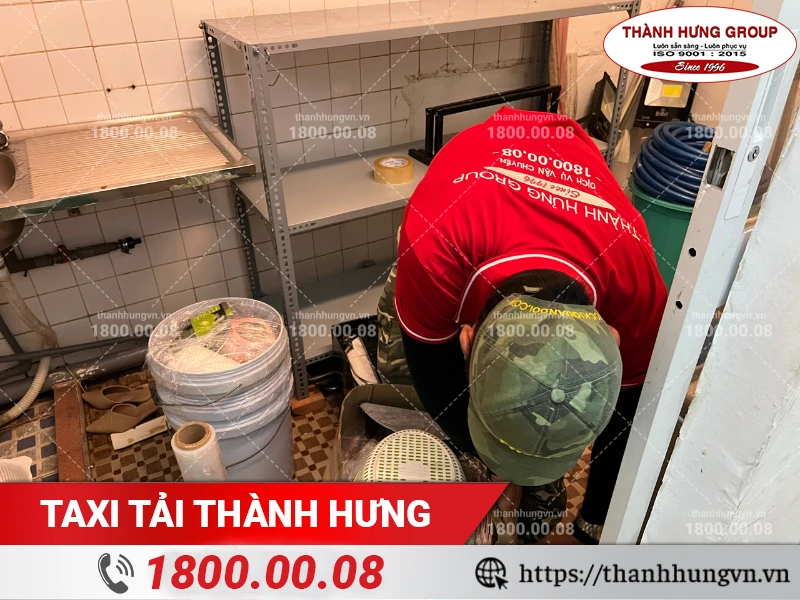 Nhân viên Thành Hưng dọn đồ đạc khu bếp chuẩn bị vận chuyển