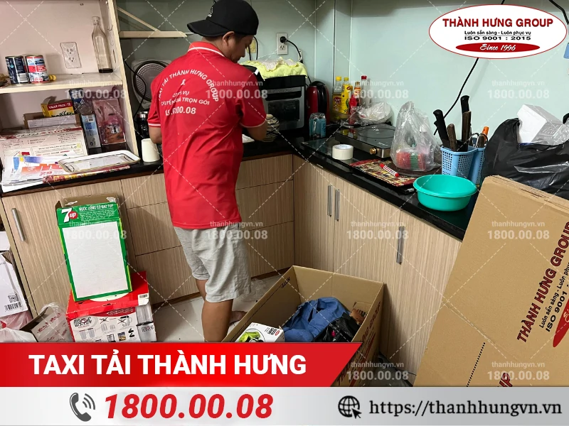 Nhân viên Thành Hưng dọn đồ dùng trên quầy bếp cho vào thùng carton
