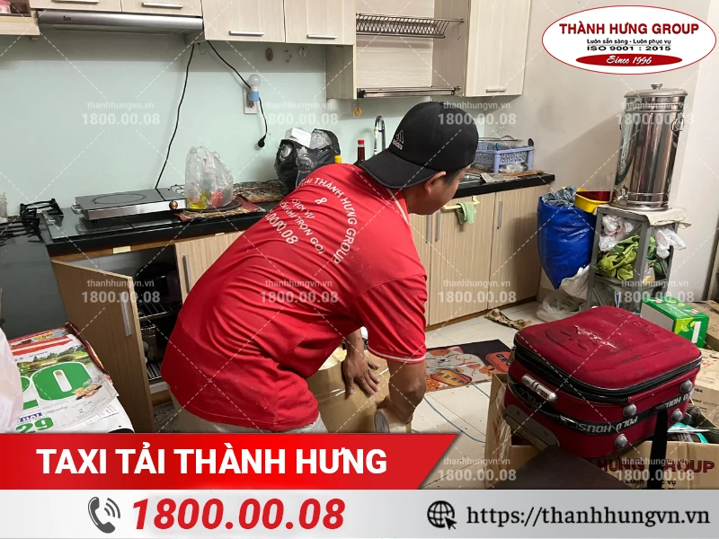 Nhân viên Thành Hưng đóng gói đồ đạc nhà bếp vào thùng carton
