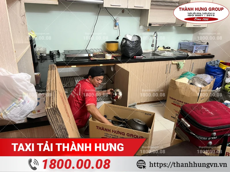 Nhân viên Thành Hưng đóng gói nồi chảo từ tủ bếp vào thùng carton