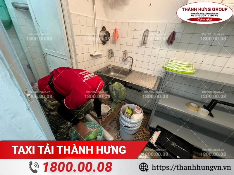 Nhân viên Thành Hưng thu gom đồ đạc trong bếp