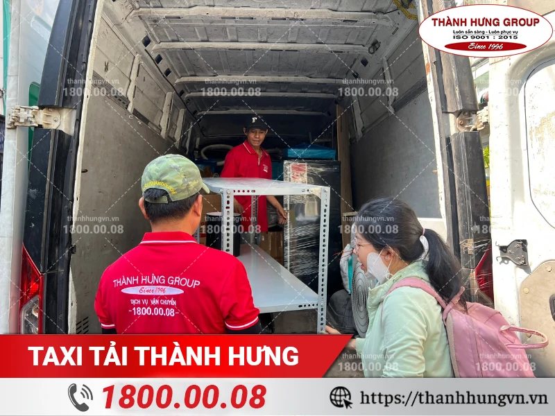 Nhân viên Thành Hưng xếp kệ sắt lên xe tải