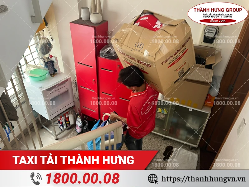 Nhân viên Thành Hưng khiêng thùng carton xuống cầu thang