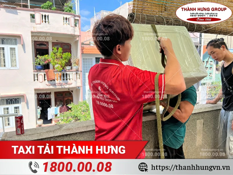 Nhân viên Thành Hưng chuẩn bị hạ tủ đựng quần áo nhựa