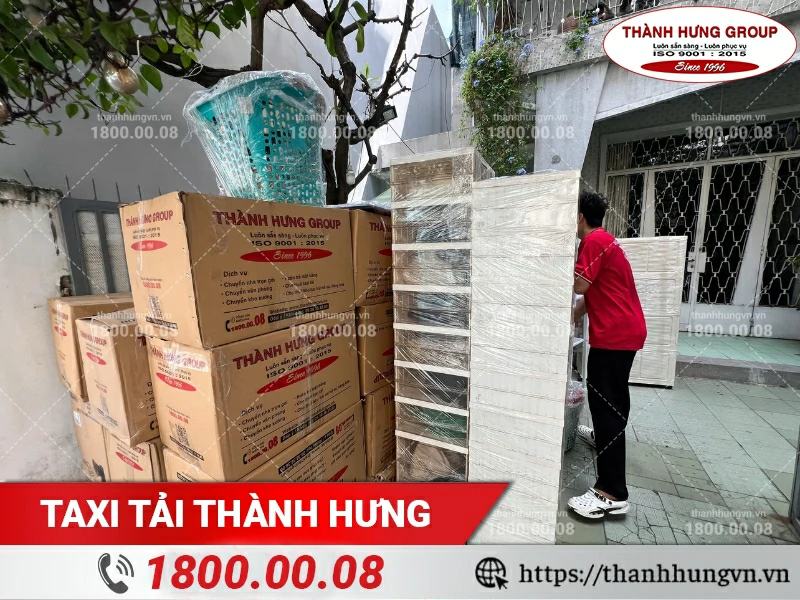 Nhân viên Thành Hưng tập kết thùng hàng trước sân
