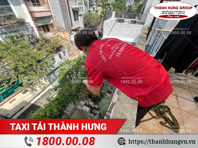 Nhân viên Thành Hưng hạ tủ đựng quần áo bằng dây