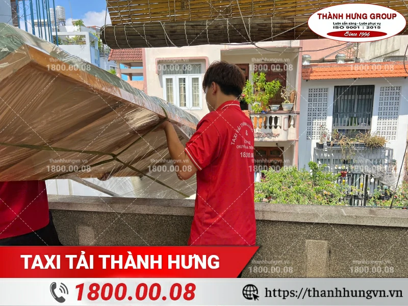 Nhân viên Thành Hưng khiêng nệm ra ban công