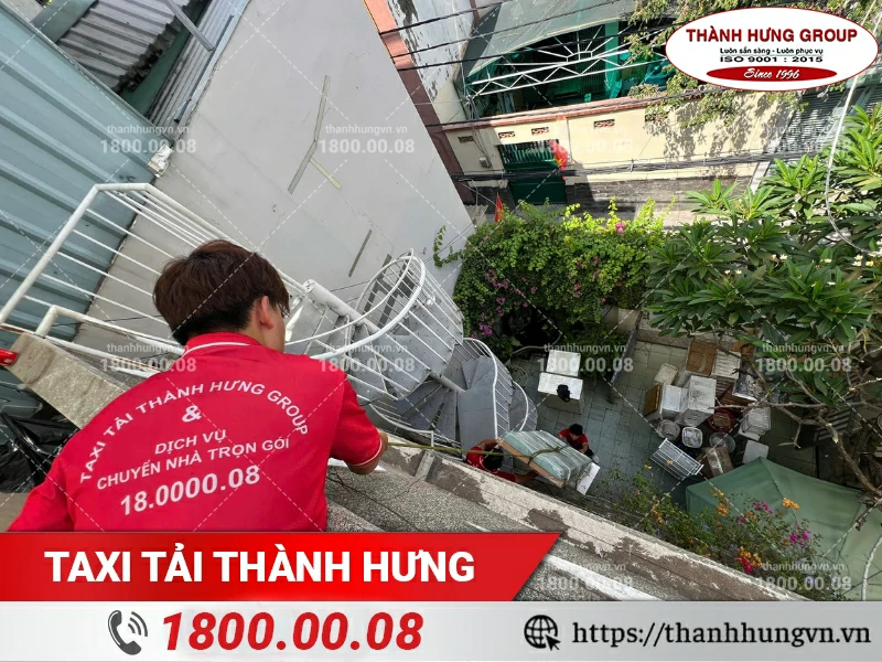 Nhân viên Thành Hưng thả dây hạ nệm xuống sân
