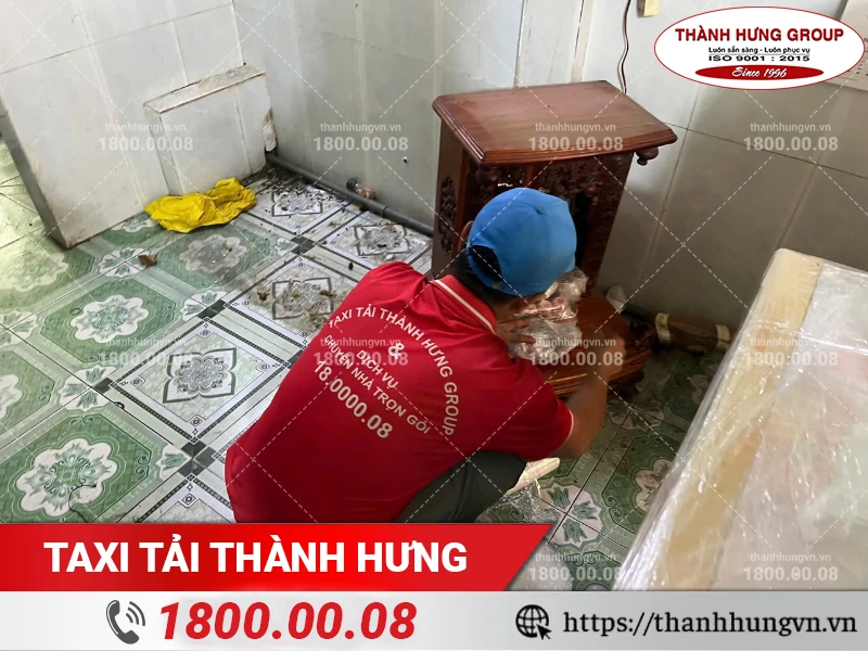 Nhân viên Thành Hưng bọc lót bàn thờ