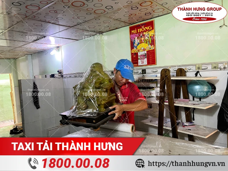 Nhân viên Thành Hưng bọc lót tượng di lặc