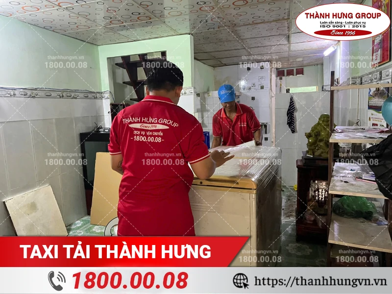 Nhân viên Thành Hưng quấn màng co bọc lót tủ đông