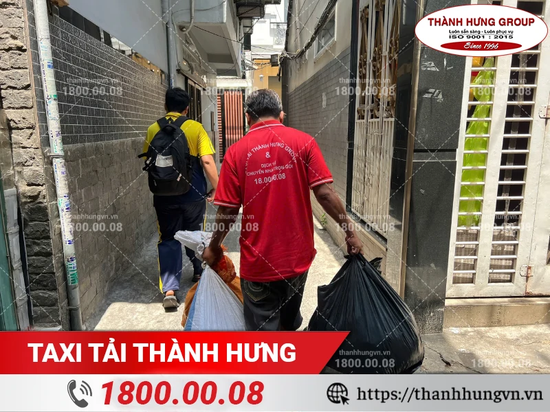 Nhân viên Thành Hưng mang vác bao tải đồ