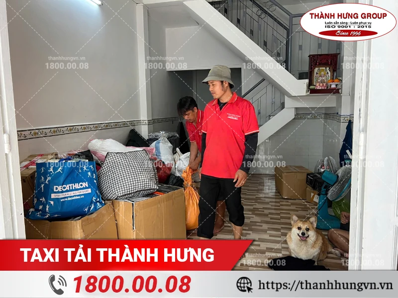 Nhân viên Thành Hưng tập kết đồ đạc