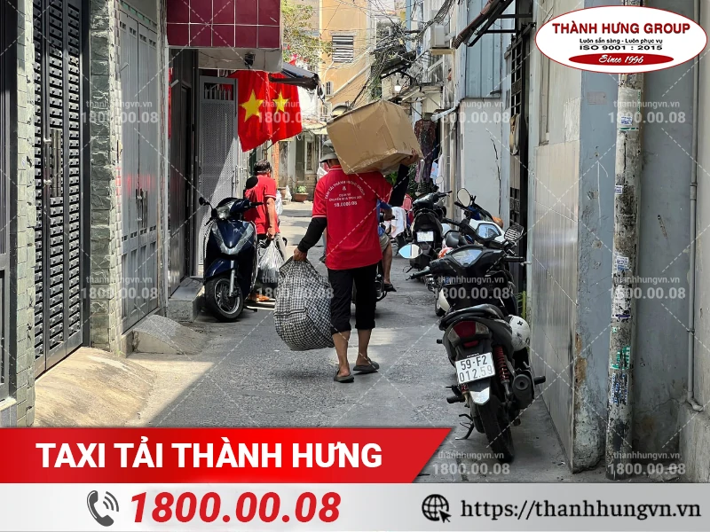 Nhân viên Thành Hưng vác thùng carton đồ