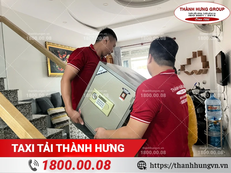Nhân viên Thành Hưng bốc xếp két sắt xuống cầu thang