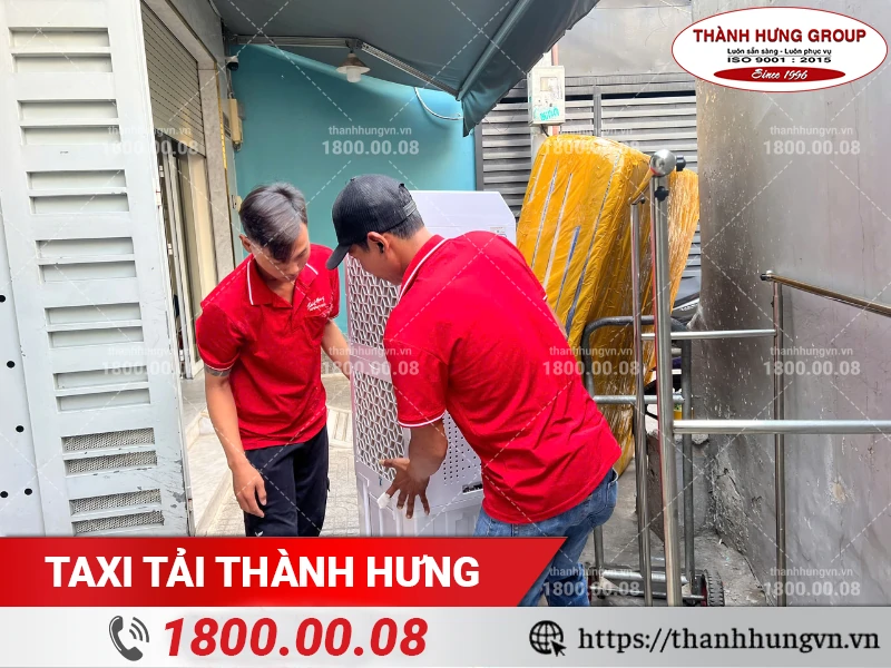 Nhân viên Thành Hưng bốc xếp máy làm mát không khí