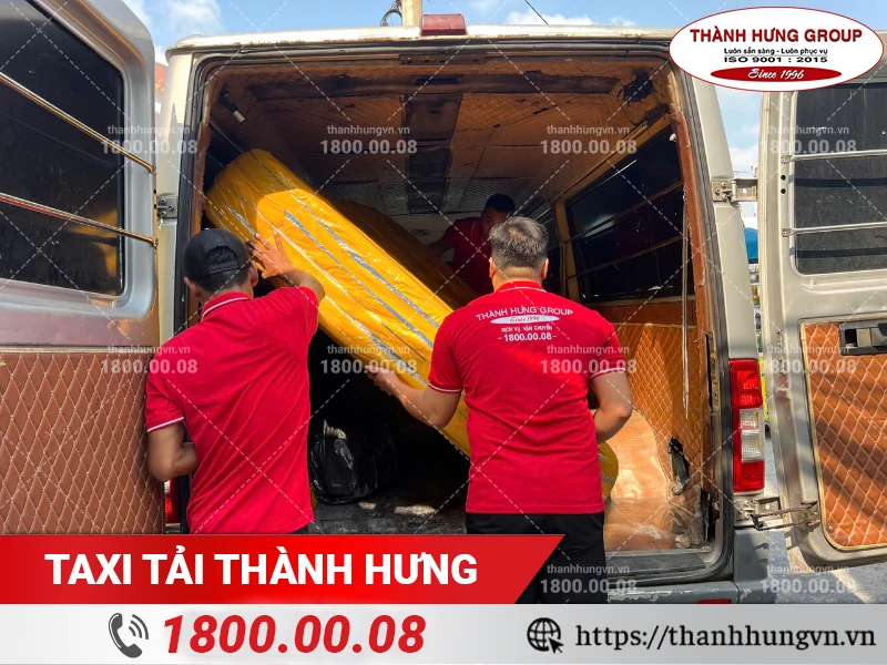 Nhân viên Thành Hưng xếp nệm lên xe
