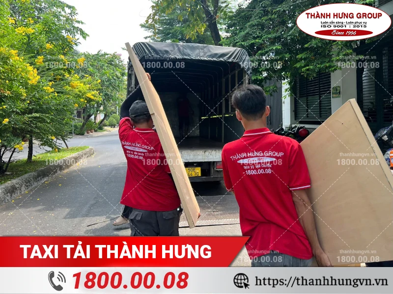 Nhân viên Thành Hưng bốc xếp tấm gỗ lên xe tải