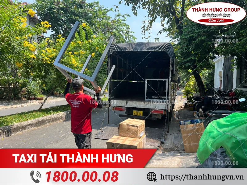 Nhân viên Thành Hưng bốc xếp khung sắt lên xe tải vận chuyển