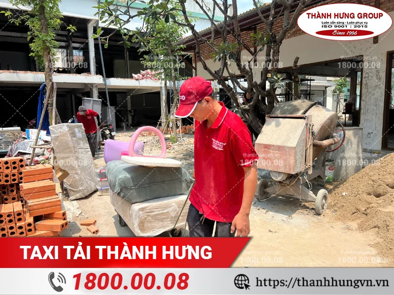 Nhân viên Thành Hưng kéo xe đẩy đồ đạc