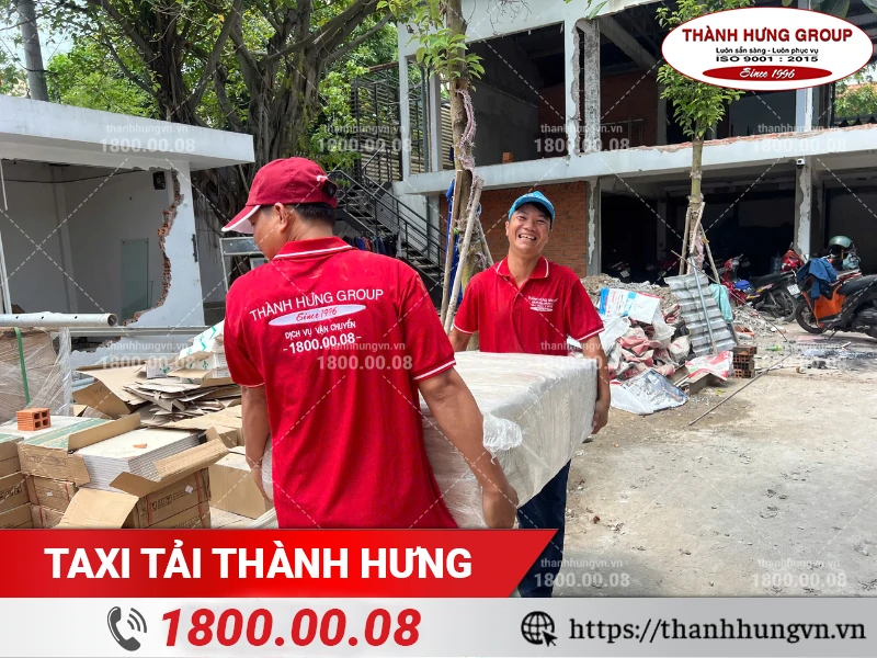 Nhân viên Thành Hưng khiêng đồ ra xe