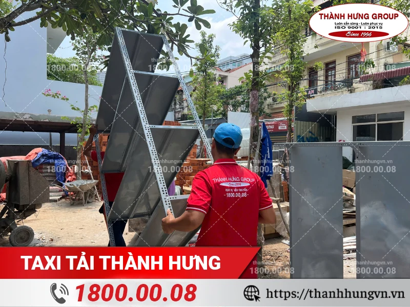 Nhân viên Thành Hưng khiêng kệ sắt ra xe