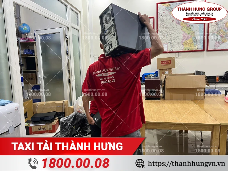Nhân viên Thành Hưng bốc xếp case máy tính ra khỏi văn phòng