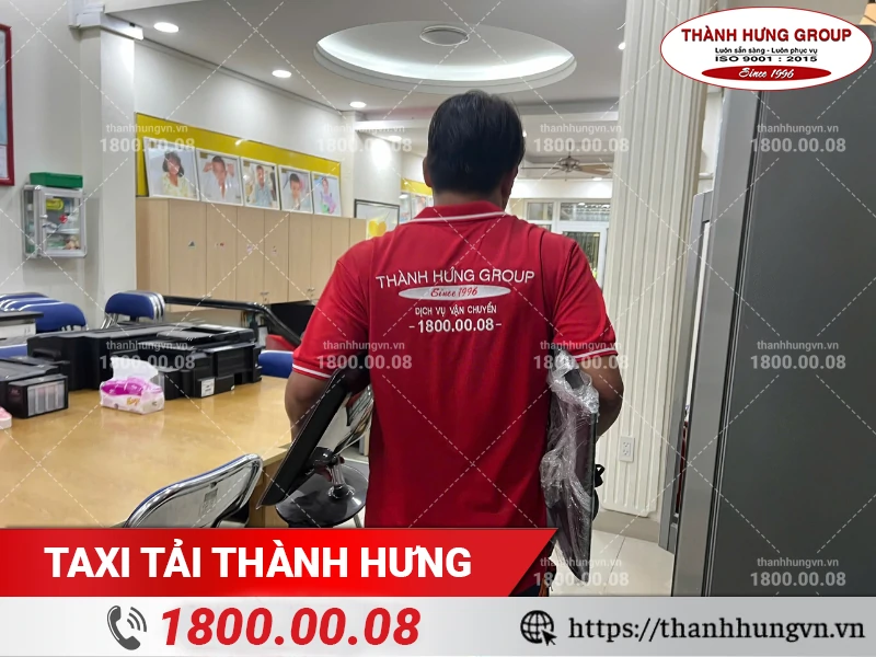 Nhân viên Thành Hưng bốc xếp màn hình máy tính đã bọc màng PE ra ngoài