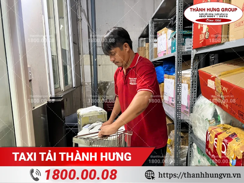 Nhân viên Thành Hưng dọn đồ trong kho văn phòng chuẩn bị vận chuyển