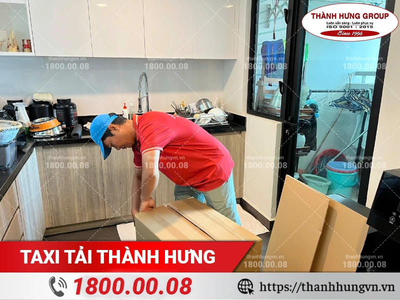 Nhân viên Thành Hưng đóng gói đồ dùng bếp