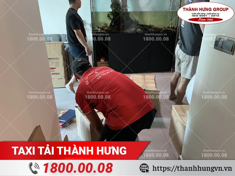 Nhân viên Thành Hưng đóng gói đồ dùng phòng khách