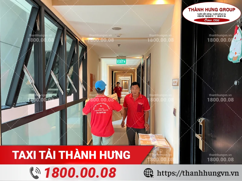 Nhân viên Thành Hưng bốc xếp đồ xuống sảnh