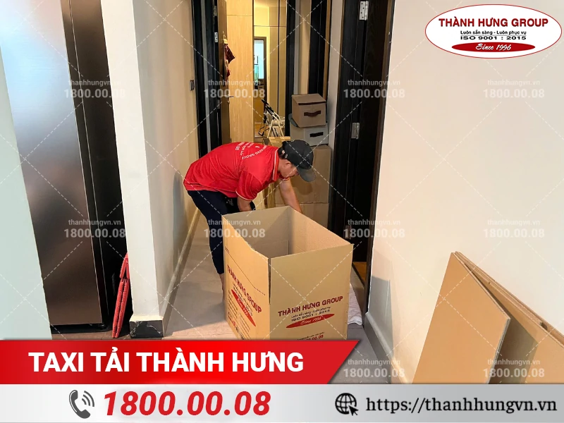 Nhân viên Thành Hưng đóng gói đồ phòng ngủ