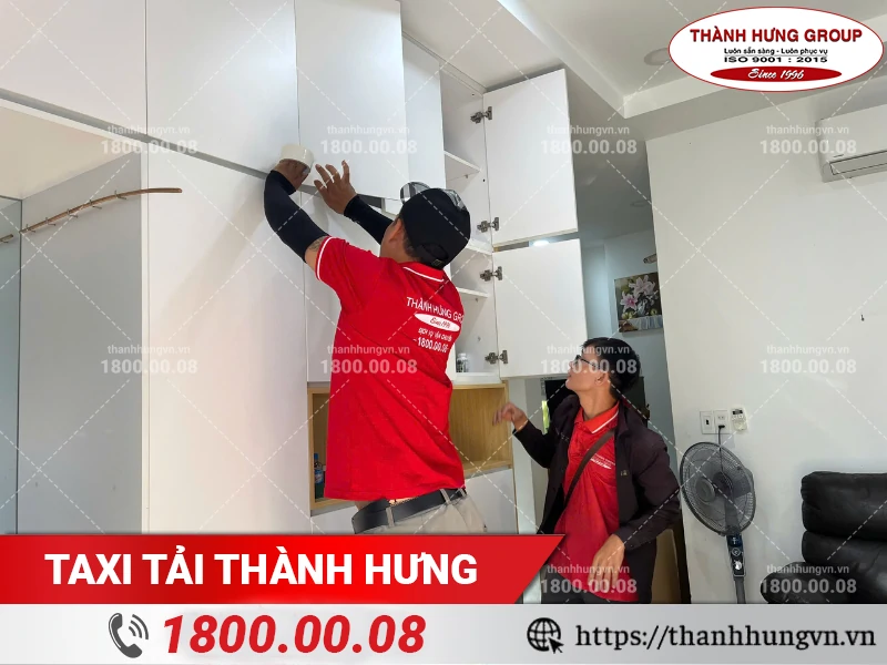 Nhân viên Thành Hưng tháo dỡ tủ đồ
