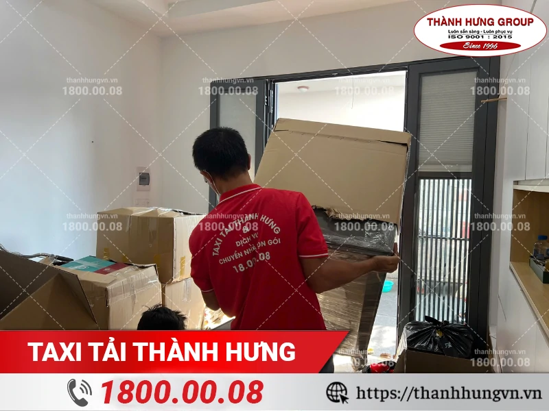 Máy giặt được bốc xếp ra ngoài sau khi đã bọc lót