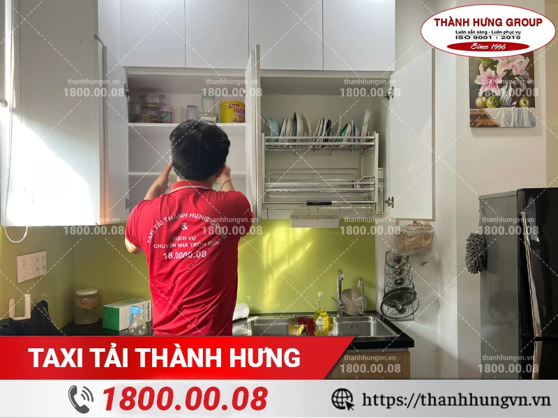 Nhân viên Thành Hưng đóng gói đồ dùng nhà bếp